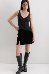 Musculosa azul con lurex, escote en V y breteles finos.