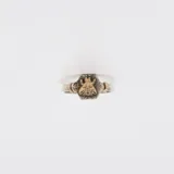 Anillo de plata 925 con apliques de oro 9k, con diseño de abeja en el centro.