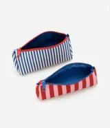 Kit de tres neceseres de diferentes tamaños. Incluye un neceser grande transparente con bordes y asa de mano en color azul, y dos neceseres internos más pequeños con estampado de rayas verticales en azul y blanco. Todos cuentan con cierre de cremallera.