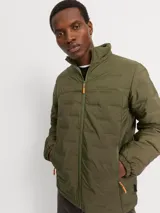 Campera verde militar acolchada, de manga larga y cuello alto. Tiene cierre frontal con cremallera y bolsillos laterales con cierre.