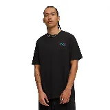 Remera negra de algodón con cuello redondo y manga corta. Estampado pequeño en el pecho con el logo de Puma en color celeste.
