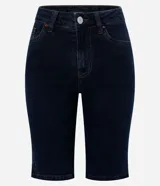 Bermuda femenina confeccionada en jeans, modelo new ciclista, con trabillas en la cintura, bolsillos y cierre delantero con botón y cremallera.