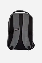 Mochila azul marino con cierre diagonal y logo de goma de la marca Mistral.