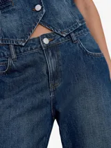 Pantalón de jean azul oscuro, de corte recto, con diseño clásico de cinco bolsillos y dobladillo en el bajo.