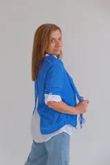 Sweater azul con escote redondo y detalle de encaje en el ruedo. Incluye chalina de gasa al tono con detalle de encaje.