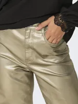 Pantalón dorado de twill con cintura alta y corte de pierna ancha. Cierre de botones y cremallera, con bolsillos delanteros y traseros, y pasadores para cinturón.