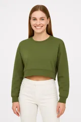 Buzo verde grisáceo corto, con cuello redondo y mangas largas.