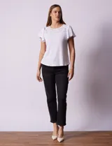 Remera blanca texturizada con cuello redondo y aplique de crochet. Mangas cortas amplias.