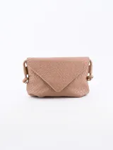 Cartera bandolera color nude con textura trenzada, solapa con cierre magnético y correa fina ajustable.