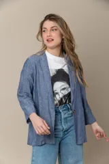 Blazer negro de lino y viscosa con manga 3/4, diseño de solapa entera y cierre con botón.