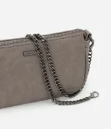 Cartera tipo baguette color gris, confeccionada en material sintético. Tiene asa de cadena doble, cierre de cremallera y logo de la marca en el frente.
