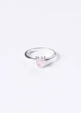 Anillo de plata 925 con piedra de cuarzo rosa en forma de corazón.
