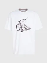 Remera blanca de algodón regenerativo con cuello redondo y corte oversized. Estampado frontal con el monograma de Calvin Klein en 3D.
