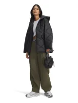 Pantalón cargo Under Armour Unstoppable para mujer, color verde oliva, de corte holgado con cintura elástica y bolsillos laterales con solapa. Presenta logo de la marca bordado en la pierna.