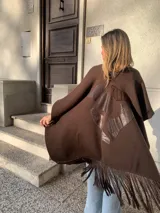 Ruana marrón con flecos.