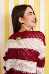 Sweater de punto calado a rayas horizontales rojas y blancas, de corte recto y mangas 3/4.