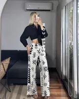 Pantalón palazzo blanco con estampado de motivos tribales en negro, cintura elástica y bolsillos laterales. Talle único.