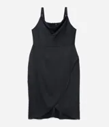 Vestido midi de tela satinada color negro, con escote drapeado, breteles medianos, cintura ajustada y pollera cruzada.