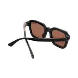 Lentes de sol negros con marco cuadrado de acetato y lentes verdes.