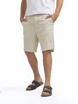 Bermuda de lino color beige, de corte recto y diseño clásico con bolsillos laterales y traseros.