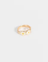 Anillo dorado con margaritas esmaltadas en blanco y amarillo.