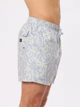 Short de baño con estampado de hojas abstractas en tonos beige y gris oscuro, con cintura elástica ajustable con cordón.