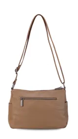 Bandolera de cuero sintético color marrón, con dos bolsillos frontales, uno con tapa y cierre. Interior espacioso con bolsillos.