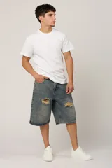 Bermuda de jean azul con efecto lavado y roturas en la parte delantera.