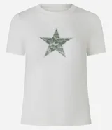 Remera de algodón color blanco, de corte ajustado, con cuello redondo y mangas cortas. Presenta un estampado de estrella con patrón camuflado en el frente.
