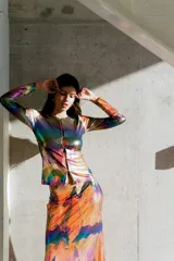 Top saquito con estampado abstracto multicolor.