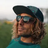 Lentes de sol redondos con marco de madera y fibra de carbono en color negro y marrón. Lentes con filtro degradado.