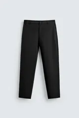 Pantalón regular fit color azul marino, confeccionado en tejido elástico. Cuenta con bolsillos frontales, bolsillos traseros de vivo con botón y cierre frontal con cremallera y botón.