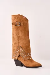 Bota texana de caña alta color camel, con detalles de tachas plateadas en el tobillo, hebilla decorativa y taco cuadrado.