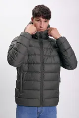 Campera puffer verde oscuro con capucha y cierre frontal.