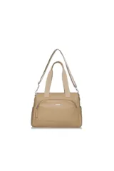 Bolso tipo tote color camel, con doble asa corta y correa larga extraíble. Tiene un bolsillo frontal con cierre y el logo de la marca en el frente.