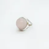 Anillo de plata 925 con piedra de cuarzo rosa redonda.