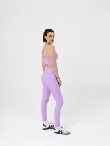 Calza deportiva color ladrillo, de tiro alto y corte ajustado.