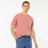Camiseta color salmón de corte recto, manga corta con dobladillo y bolsillo en el pecho.