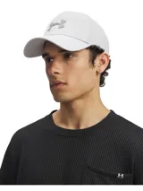 Gorra Under Armour ajustable, color marrón, con logo bordado en blanco. Confeccionada con tecnología UA Storm que repele la lluvia.