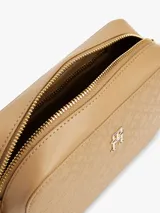 Bandolera Tommy Hilfiger color beige con estampado del logo de la marca en toda la superficie. Tiene correa ajustable con inscripción del monotipo Hilfiger y aplique del monograma TH en la parte delantera.