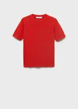 Remera de tejido de punto fino color rojo, de manga corta y cuello redondo.