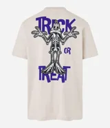Remera de algodón color beige, de corte recto y manga corta. Estampa en la espalda con el personaje Pato Lucas disfrazado de esqueleto y la frase "Trick or Treat" en letras azules.