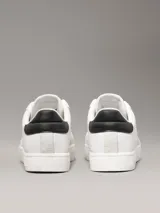Zapatillas urbanas Calvin Klein Jeans de cuero blanco con puntera de gamuza y detalle de logo CK en el lateral.