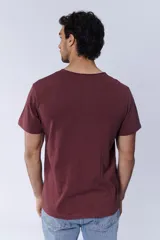 Remera marrón de corte clásico y mangas cortas.