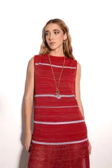 Vestido de tejido de punto color bordó con calados y lurex.