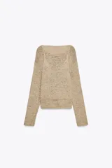 Jersey color beige de punto calado con efecto doble, cuello redondo y manga larga.