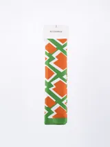 Pañuelo rectangular con estampado abstracto en tonos terracota, negro, blanco y beige.