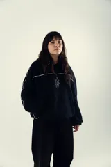 Hoodie negro de algodón con medio cierre, estampado en serigrafía blanca y detalles en cinta negra. Corte boxy fit.