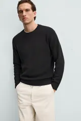 Jersey color crema de punto perlado, con cuello redondo, manga larga y corte regular fit.