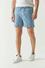 Short de baño celeste con estampado de hojas, cintura elástica con cordón ajustable, dos bolsillos laterales y uno trasero.